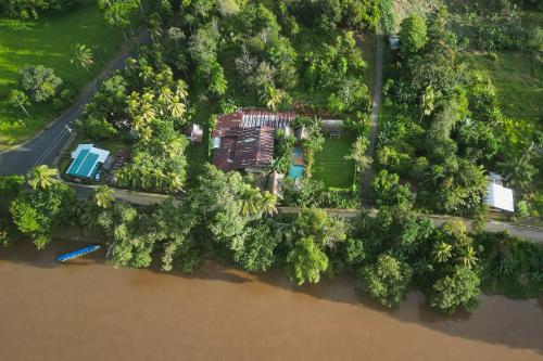 una vista aérea de una casa junto a un río en Iguanitas Lodge, en Pital