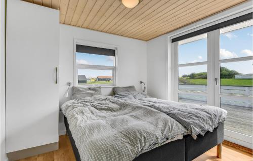 ノーポにあるAmazing Home In Nordborg With 3 Bedrooms And Wifiのベッドルーム1室(ベッド1台、窓2つ付)