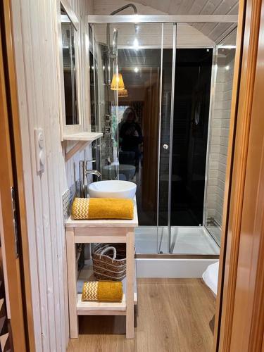 une salle de bain avec douche et lavabo dans l'établissement Les Roulottes de l Herm Piscine Jacuzzi Perigord, à Rouffignac-Saint-Cernin-de-Reilhac