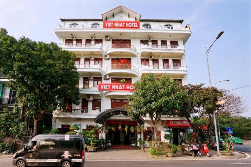 een wit gebouw met een bord dat nat wil hotel bij Viet Nhat Hotel in Ninh Binh