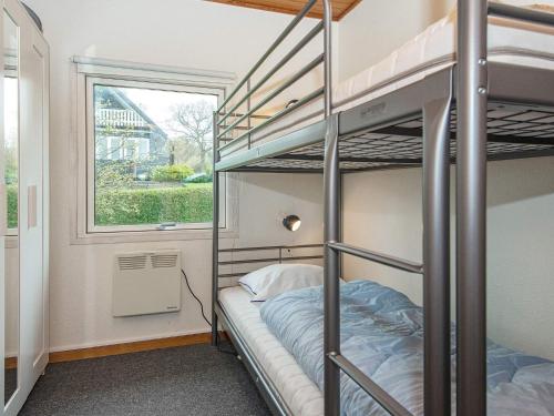 BroagerにあるHoliday home Broagerのベッドルーム1室(二段ベッド2台、窓付)が備わります。
