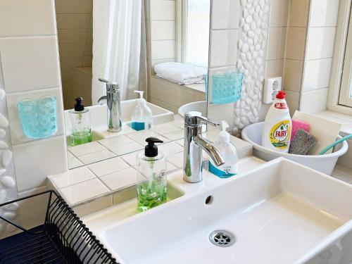 W łazience znajduje się umywalka i lustro. w obiekcie Holiday home JERNA w mieście Järna