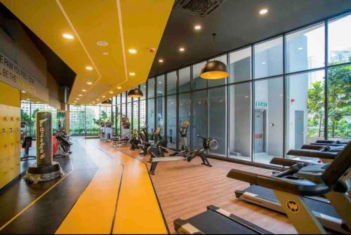 een fitnessruimte met veel loopbanden en fitnessapparaten bij Stylish 2BR Apartment at Neu Suites, Kuala Lumpur in Kuala Lumpur