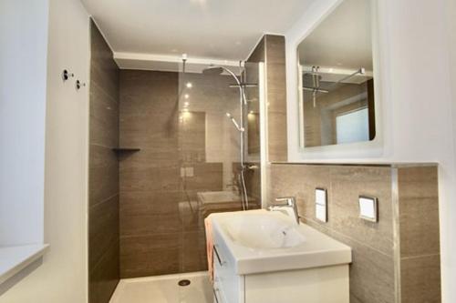 a bathroom with a sink and a shower at Ferienhäuser Reethaus am Deich in Dierhagen