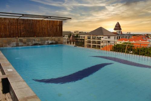 een groot zwembad bovenop een gebouw bij The Tusita Hotel in Kuta