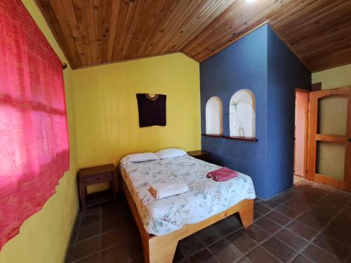 Een bed of bedden in een kamer bij Casa Maguey - Vista al lago pueblo Maya Tradicional