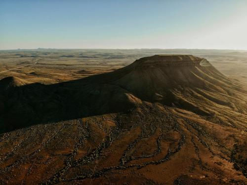 a mountain in the middle of a desert at Mount D'Urban Campsite in Helmeringhausen