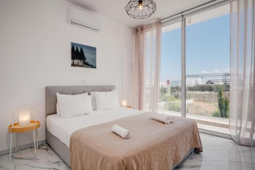 Postel nebo postele na pokoji v ubytování Protaras Olivia Pearl Villa