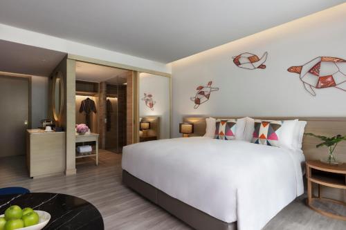เตียงในห้องที่ Avani Plus Khao Lak Resort
