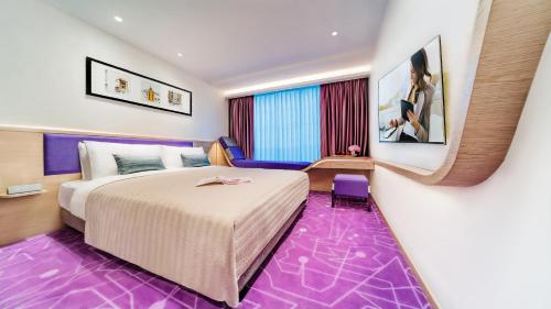 Habitación de hotel con cama y alfombra morada en Hotel Purple Hong Kong, en Hong Kong