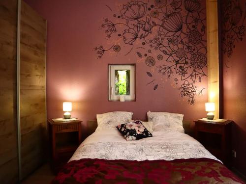 A bed or beds in a room at L'Atelier des Ombelles