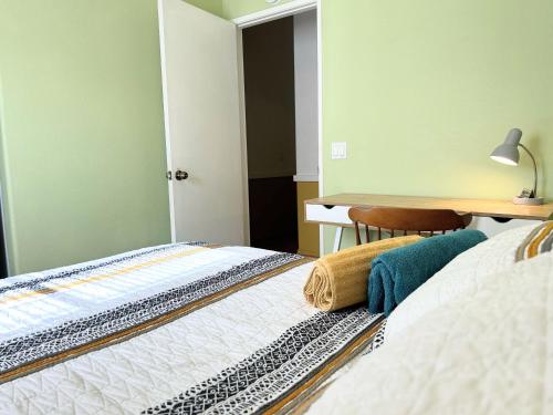 1 dormitorio con 2 camas, escritorio y mesa en Country haven room with desk near wineries, en Hemet
