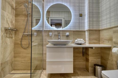 een badkamer met een wastafel en een douche bij Szeredi Residence in Eger