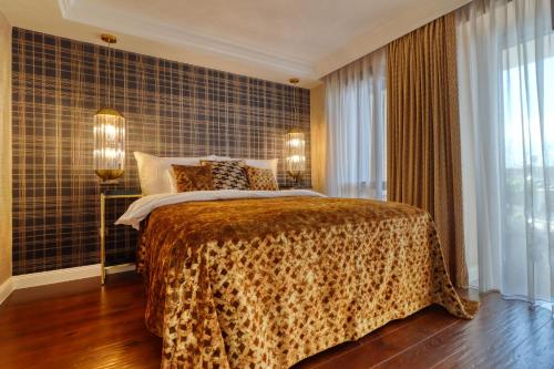 een slaapkamer met een groot bed en een groot raam bij Szeredi Residence in Eger