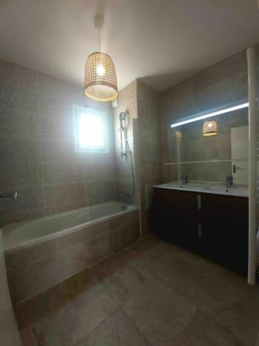 une salle de bain avec une baignoire, une douche et un lavabo dans l'établissement Ville les flots bleus Proche golf Arcachon, à La Teste-de-Buch