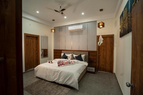 Un dormitorio con una cama grande con almohadas. en Barefoot Homestays, en Rāmnagar