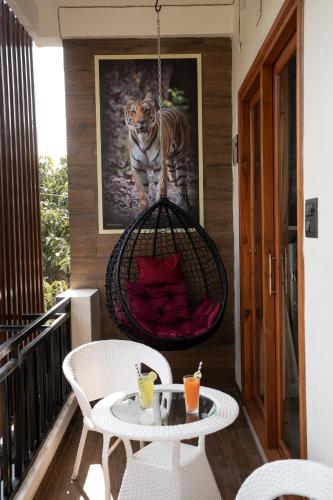 a picture of a tiger in a hanging basket at Barefoot Homestays in Rāmnagar