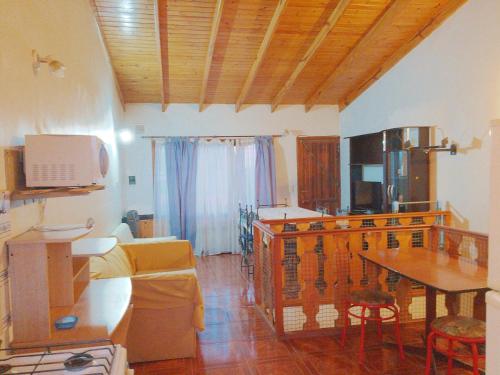 a living room with a couch and a table at Cabaña El Horizonte Patagónico in Ushuaia