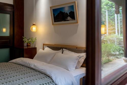 Una cama o camas en una habitación de Jun Bo Xuan Boutique Hotel