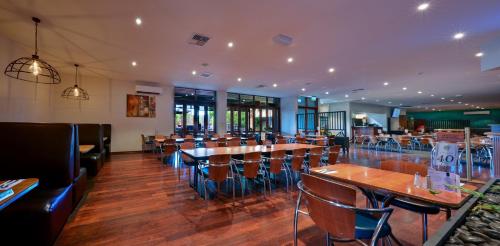 Un restaurante u otro lugar para comer en Westland Hotel Motel