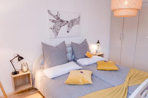 Un dormitorio con una cama azul con almohadas amarillas en Ferienwohnung Wildfang, en Blankenburg