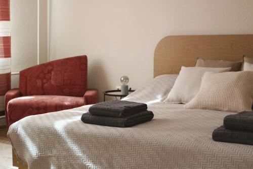 1 dormitorio con 1 cama con 2 toallas en Senču apartamenti No.6, en Riga