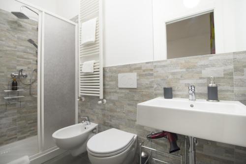 ein Badezimmer mit einem weißen Waschbecken und einem WC in der Unterkunft Pianozero Room in San Benedetto del Tronto