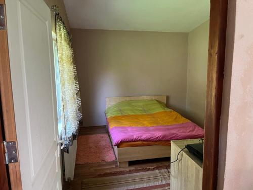 ein kleines Schlafzimmer mit einem Bett in der Ecke in der Unterkunft Casa Bulz in Bulz