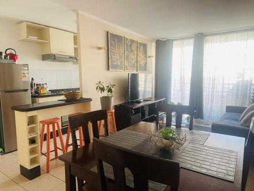 cocina y sala de estar con mesa y sillas en condominio Los tamarindos 4 depto 227 torre 2, oscar quiroz morgado 1889, en La Serena