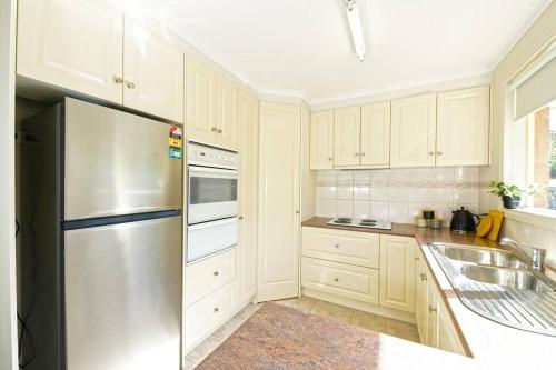 Charming Convenient 2BR Compact House Ringwoodにあるキッチンまたは簡易キッチン