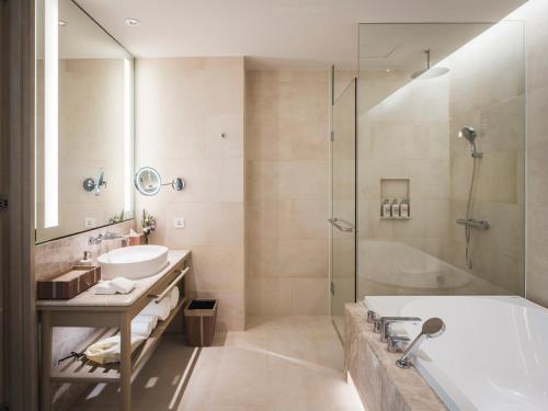 ห้องน้ำของ Avani Plus Khao Lak Resort