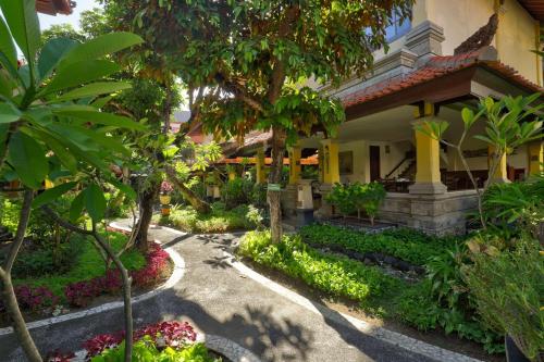 Jardín al aire libre en Royal Hotel and Villa Bali