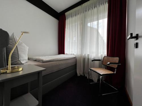 een slaapkamer met een bed, een bureau en een raam bij Neues Exclusives 2 Schlafzimmer Apartment Hamburg in Hamburg