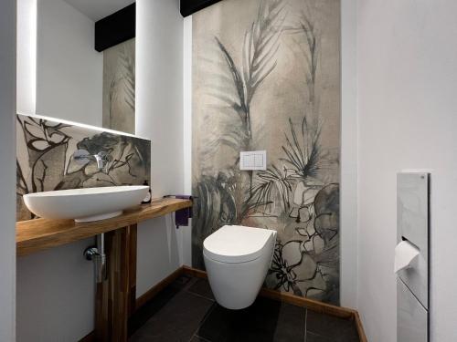 a bathroom with a toilet and a sink at Neues Exclusives 2 Schlafzimmer Apartment Hamburg in Hamburg