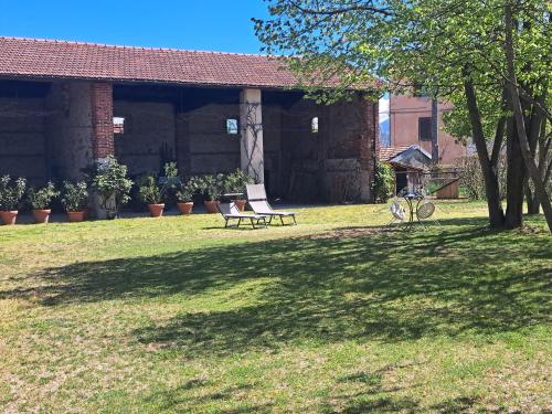 a park with a bench in the middle of a yard at Cascina La Commenda in Peveragno