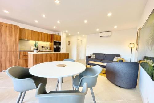 תמונה מהגלריה של Nest with sea view in Antibes באנטיב