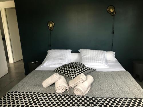 Una cama con tres toallas enrolladas. en Villa Jalna Zamana appartement piscine privée jardin, en Les Trois-Îlets