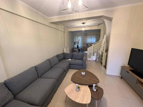 sala de estar con sofá y 2 mesas en Aiolos Seaside Villa, en Kanali