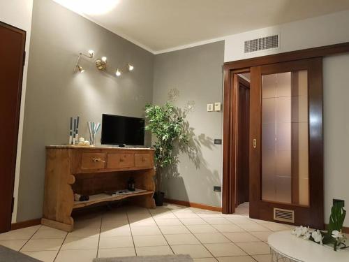 TV a/nebo společenská místnost v ubytování Cozy Home Sommacampagna Verona