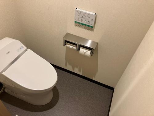 ein Badezimmer mit einem WC und zwei Rollen Toilettenpapier in der Unterkunft Iroha Grand Hotel Matsumoto Eki-Mae in Matsumoto
