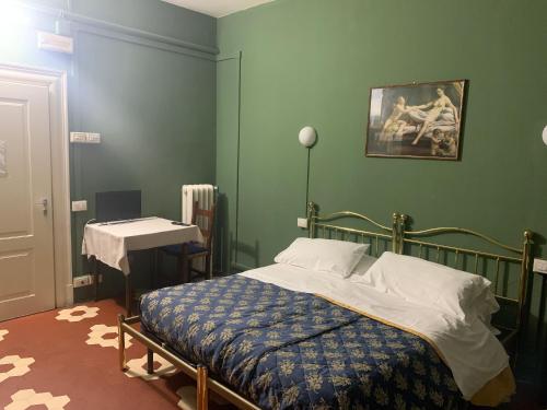 Leon doro في بارما: غرفة نوم بسرير وطاولة في غرفة