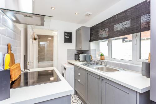 uma cozinha com um lavatório e um micro-ondas em Boho Chic - Stylish Home in City Centre, Sleeps 4 em Darlington