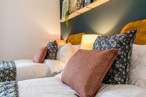 Postel nebo postele na pokoji v ubytování Boho Chic - Stylish Home in City Centre, Sleeps 4