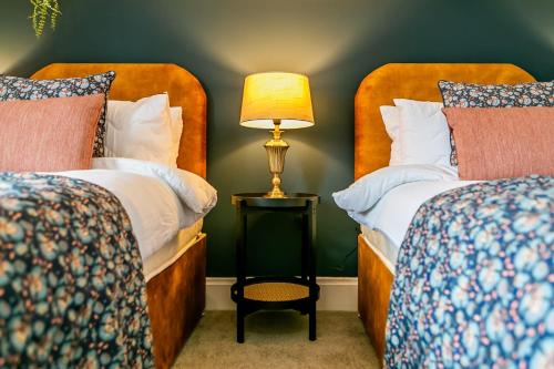 Postel nebo postele na pokoji v ubytování Boho Chic - Stylish Home in City Centre, Sleeps 4
