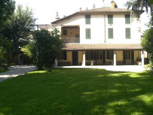 une grande maison blanche avec une grande cour dans l'établissement Villa Cantoni, à Gropello Cairoli