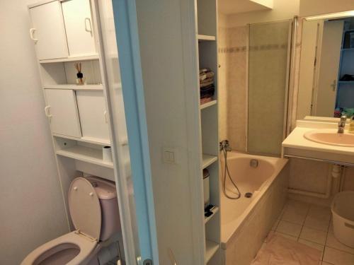 une salle de bain avec toilettes, lavabo et baignoire dans l'établissement Beau Studio au calme avec coin nuit, à Grasse