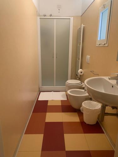 a bathroom with a toilet and a sink at Leon doro in Parma