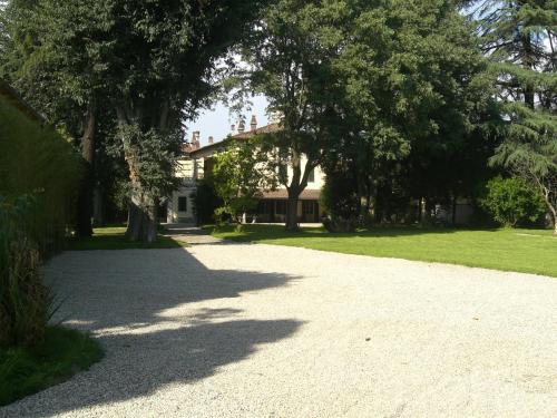 a driveway leading to a house with trees at Villa Cantoni in Gropello Cairoli