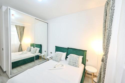 Un pat sau paturi într-o cameră la Sunny Home Apartment Nord10 Pool & Playground