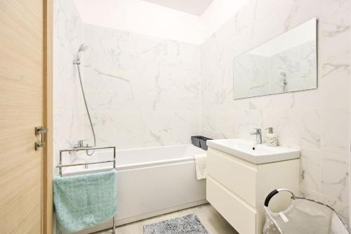 O baie la Sunny Home Apartment Nord10 Pool & Playground